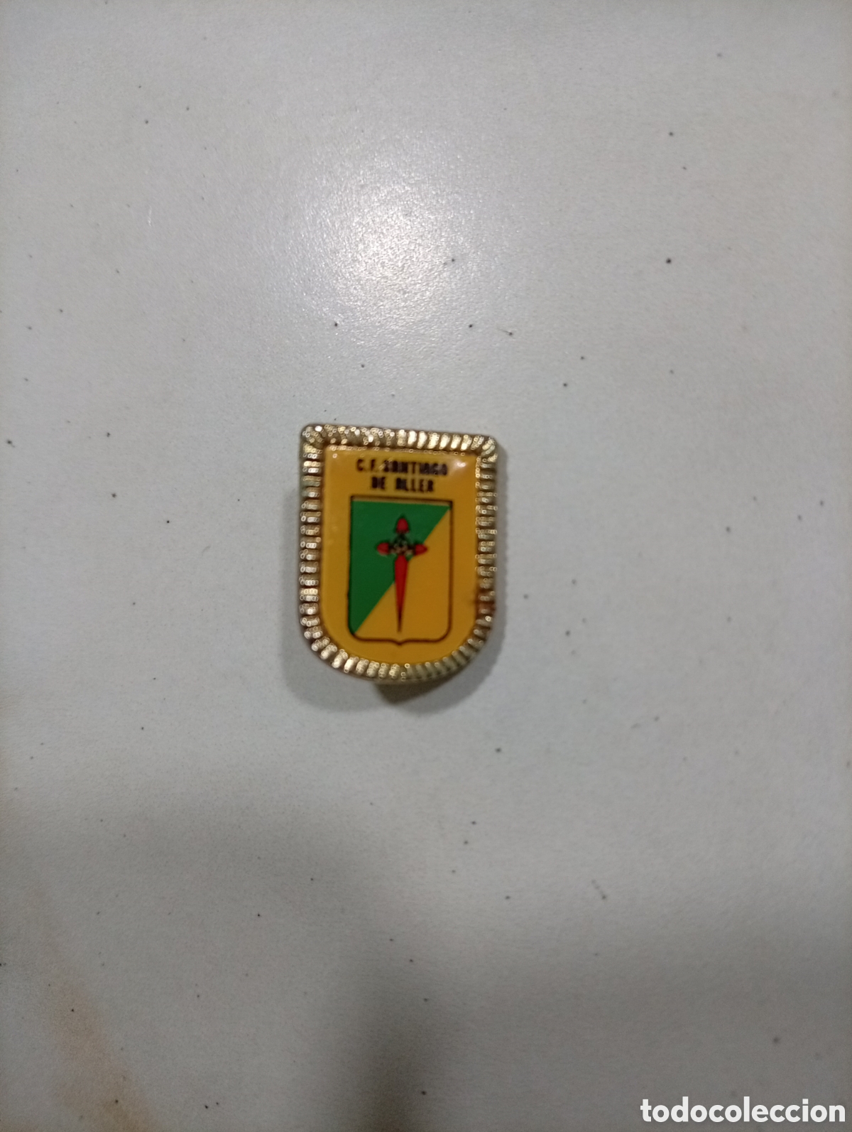 Pins de colecci&oacute;n: Pin imperdible futbol santiago de ayer