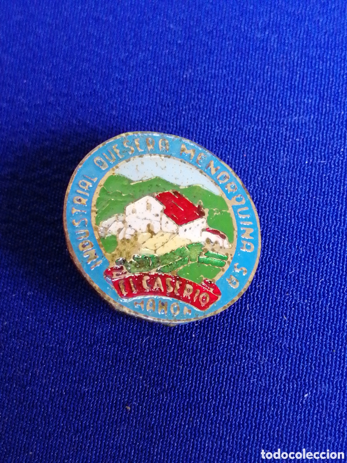 Sammlung von Pins: INDUSTRIAL QUESERA MENORQUINA, S. A. (MAHON) EL CASER&Iacute;O INSIGNIA DE ALFILER ANTIGUA