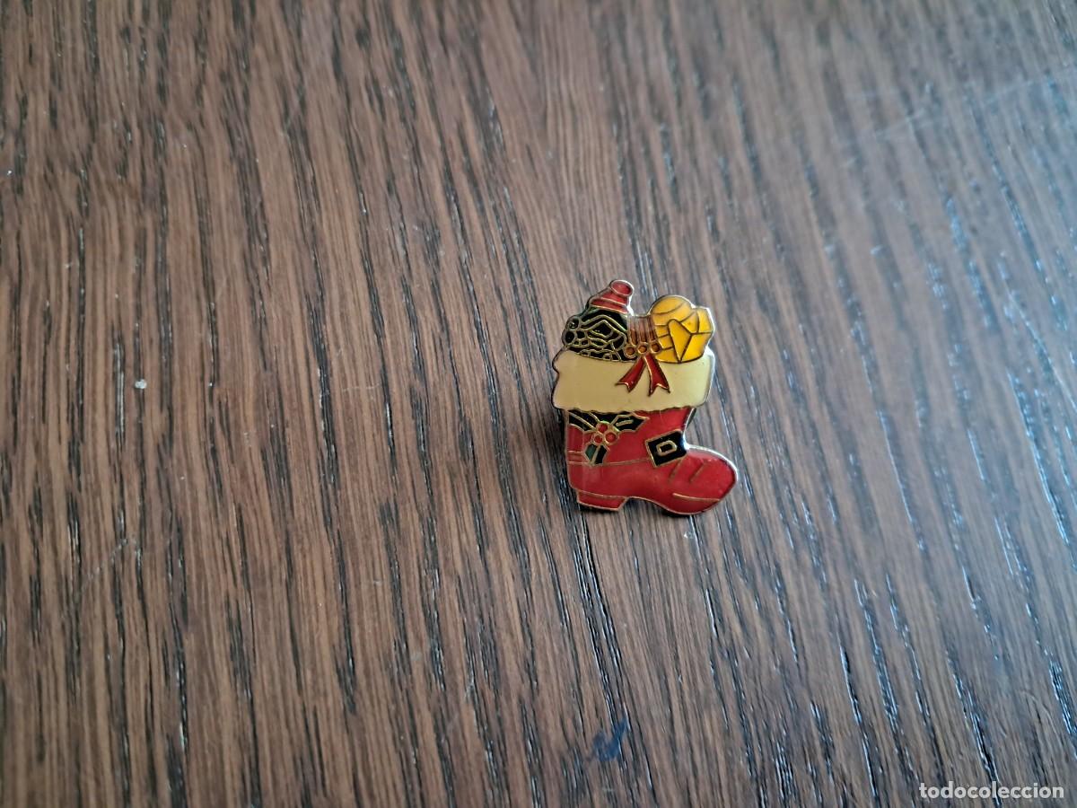 Pins de colecci&oacute;n: pin de metal, bota Papa Noel, regalos navidad.