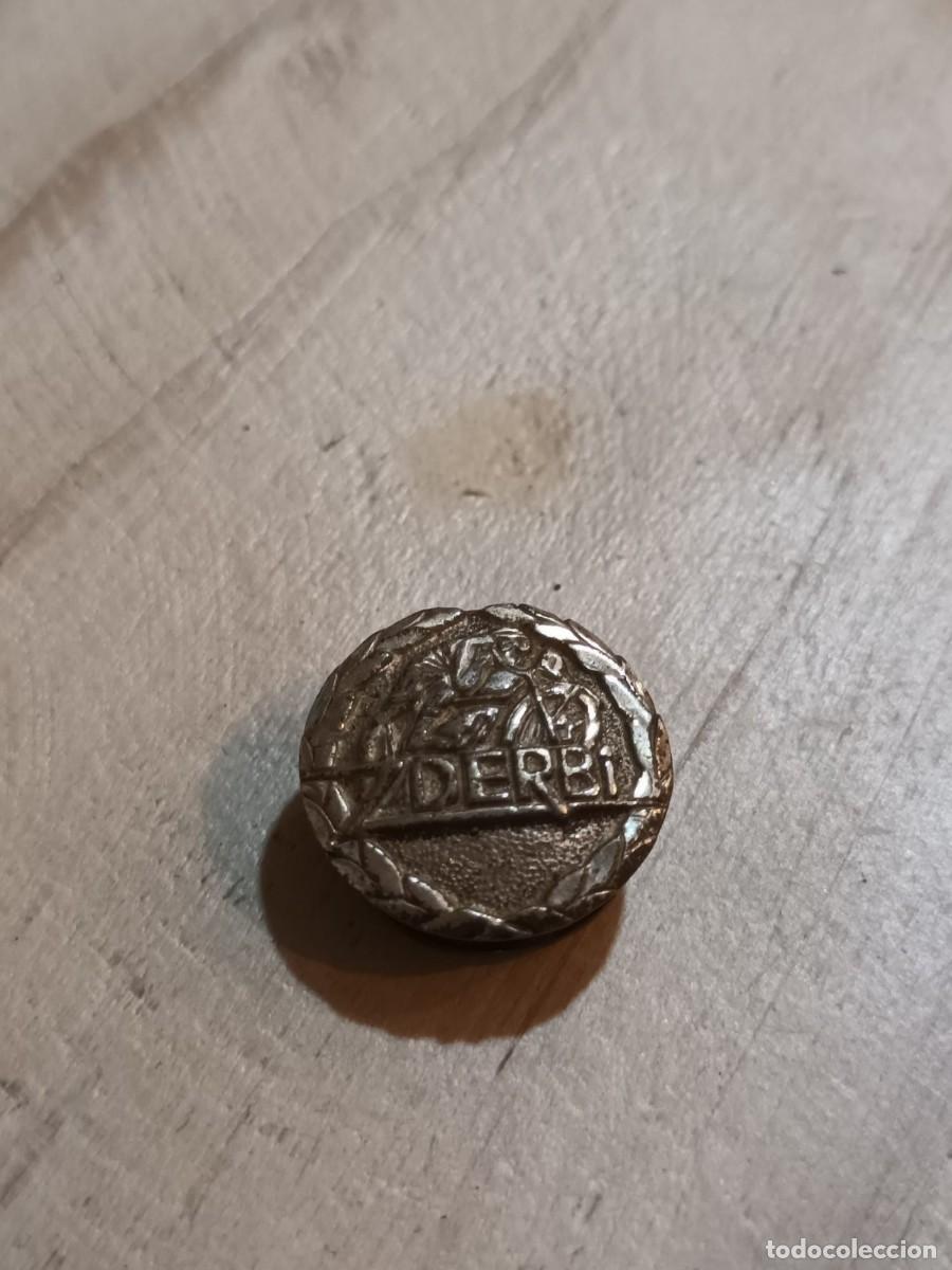 Pins de colecci&oacute;n: Pin de solapa DERBI &ndash; Motocicletas DERBI &ndash; Insignia met&aacute;lica vintage
