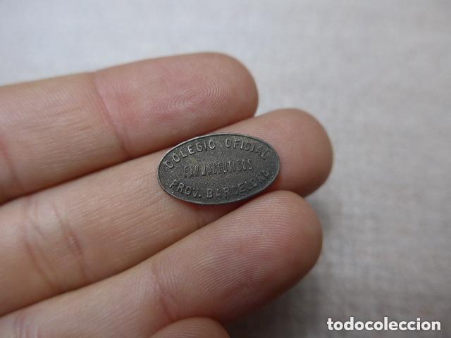Pins de colecci&oacute;n: Antigua insignia de colegio farmaceuticos de barcelona, farmacia. Original.