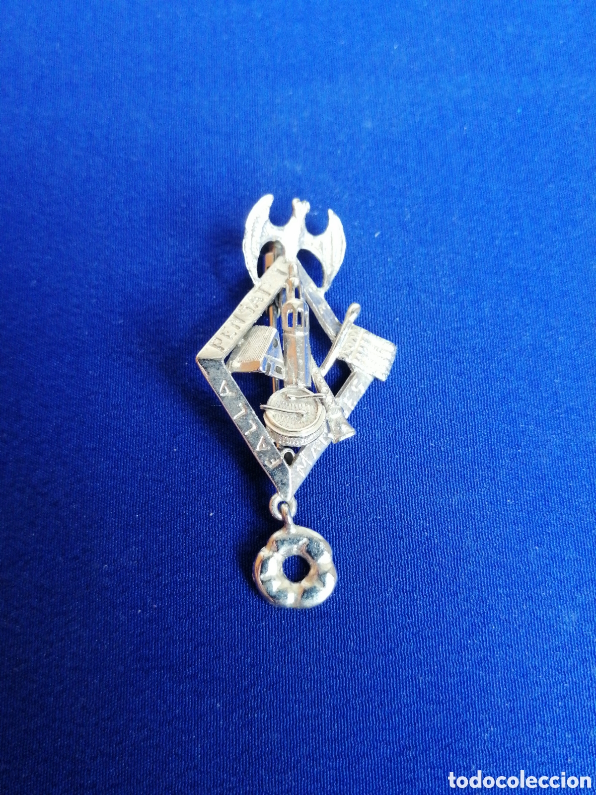 Collection pins: FALLA PESAT Y FET DE MANISES INSIGNIA DE ALFILER PLATEADA
