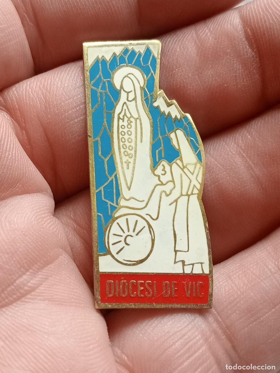 Pins de colecci&oacute;n: INSIGNIA DIOCESI DE VIC HOSPITALIDAD PEREGRINACI&Oacute;N LOURDES BARCELONA PINS ALFILER RELIGIOSO
