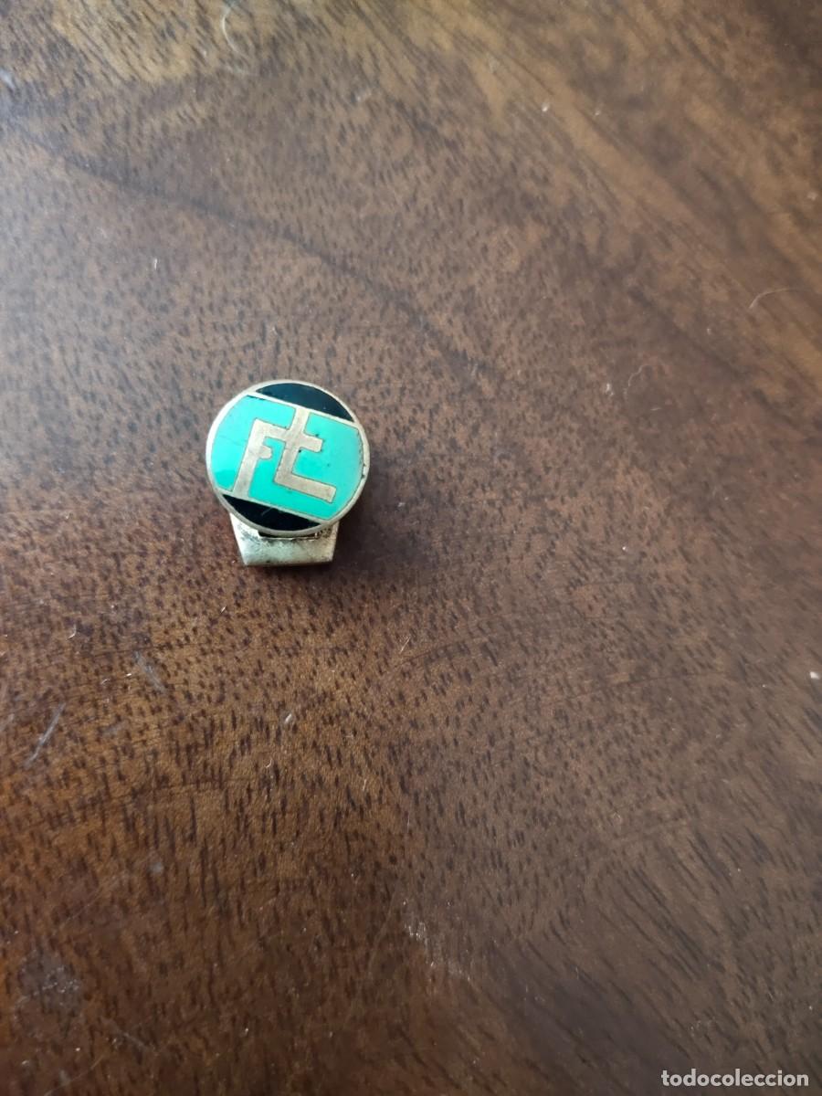 Pins de cole&ccedil;&atilde;o: Insignia de ojal esmaltada. Francia.