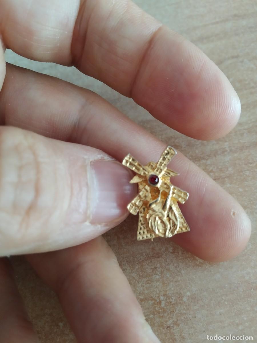 Pins de cole&ccedil;&atilde;o: PIN BROCHE DORADO CON FORMA DE MOLINO DE VIENTO Y PIEDRA ROJA EN EL CENTRO VER FOTOS