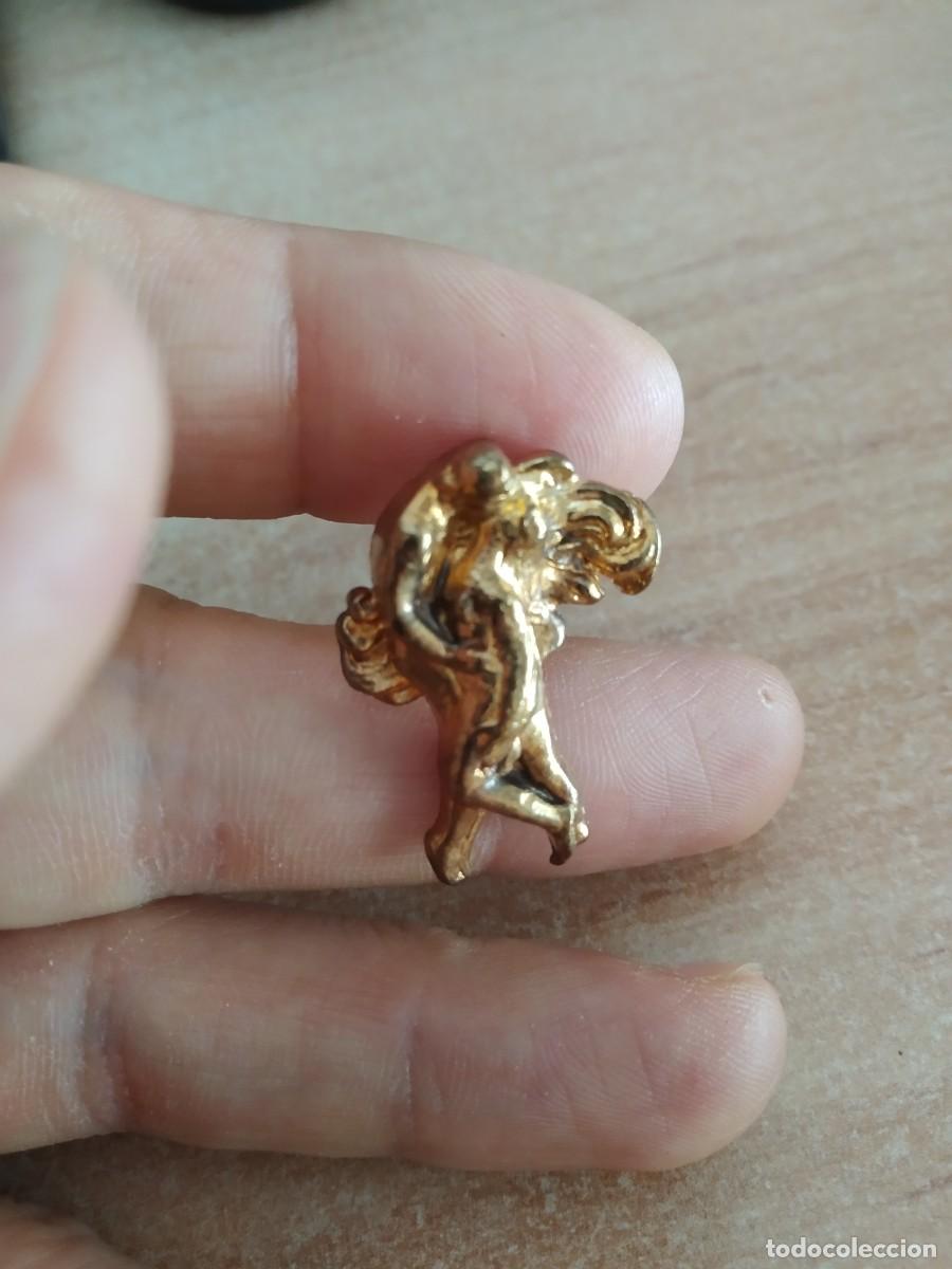 Collection pins: PIN ENAMORADOS NOVIOS BESANDOSE DORADO