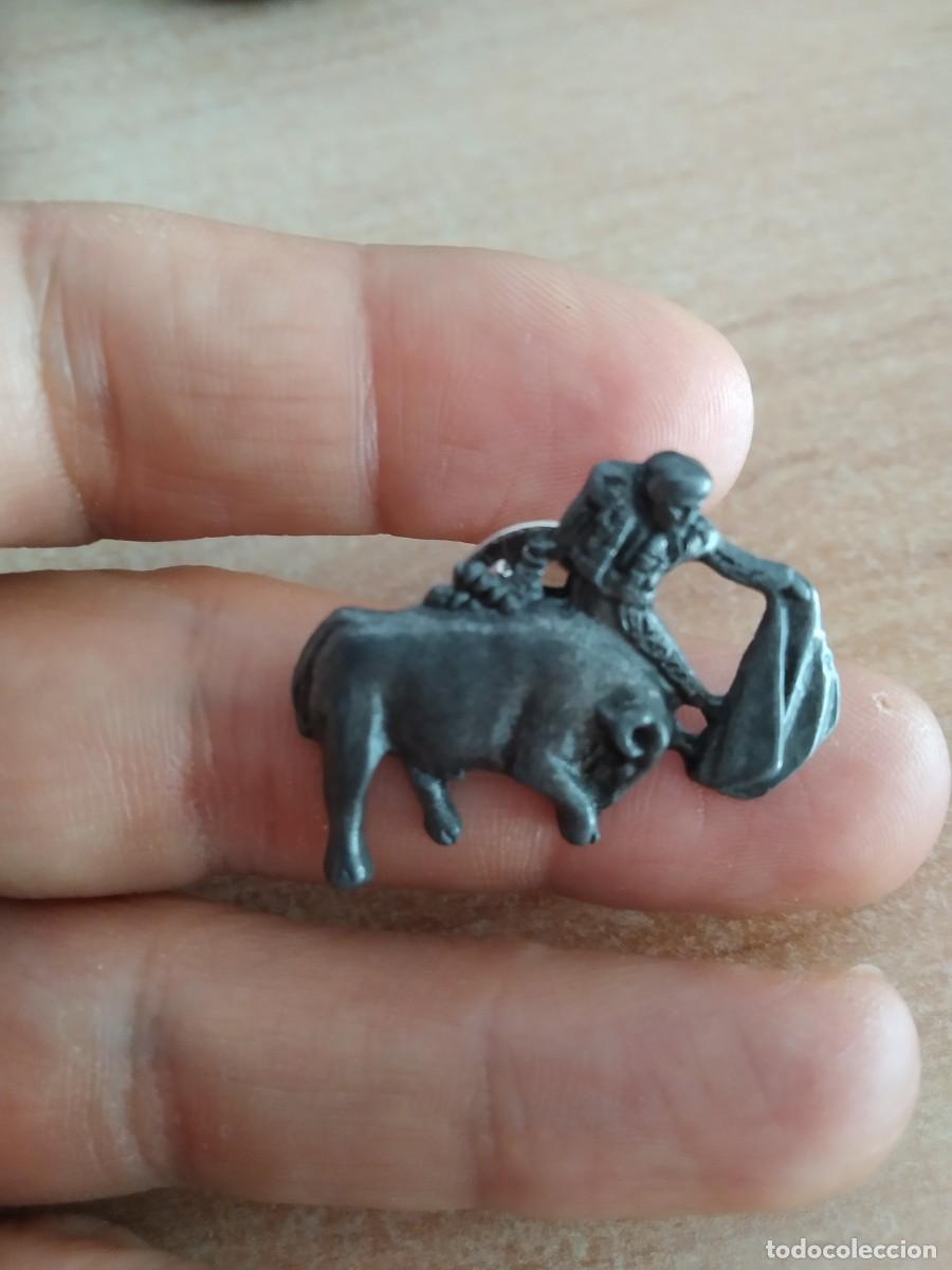Pins de colecci&oacute;n: PIN TORO TORERO TAUROMAQUIA DANDO UN CAPOTAZO
