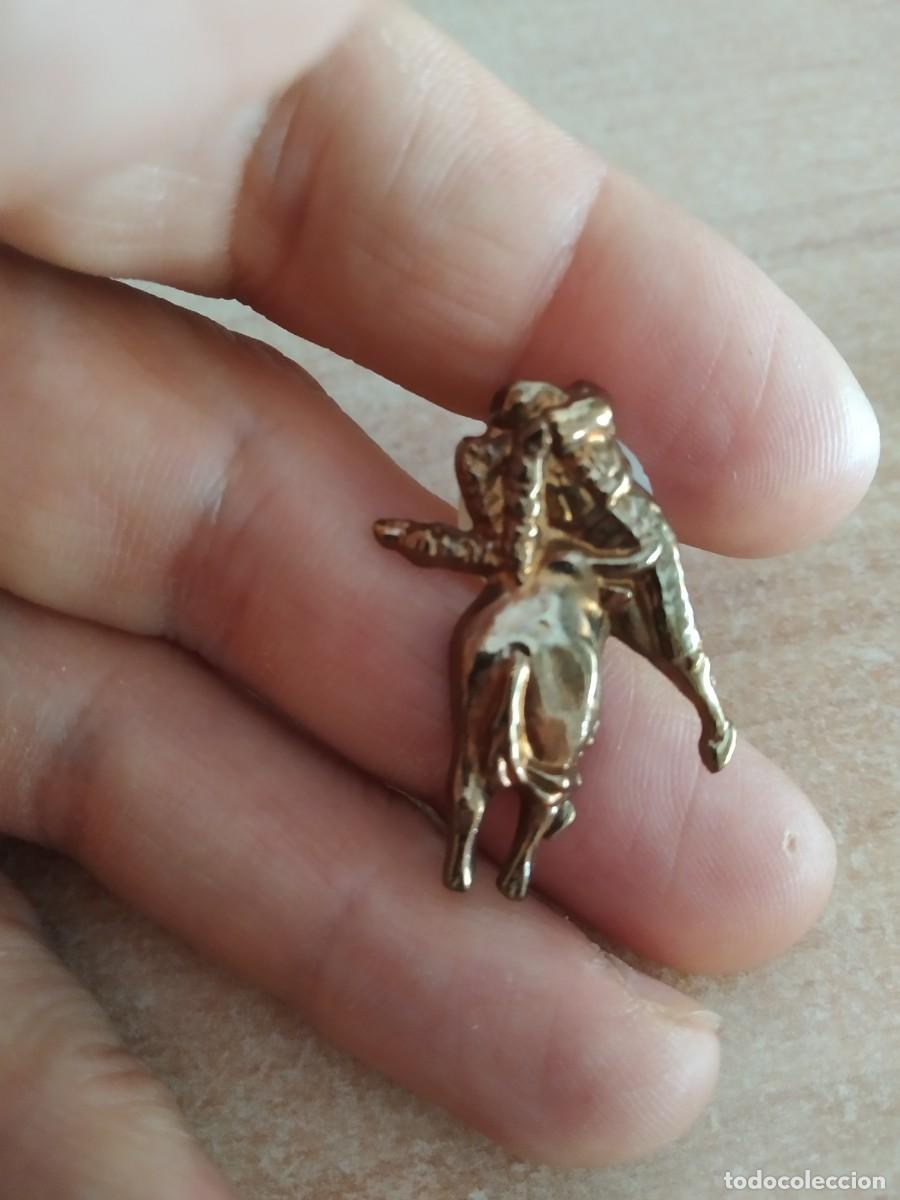 Pins de colecci&oacute;n: PIN TORERO TORO PONIENDO BANDERILLAS TAUROMAQUIA