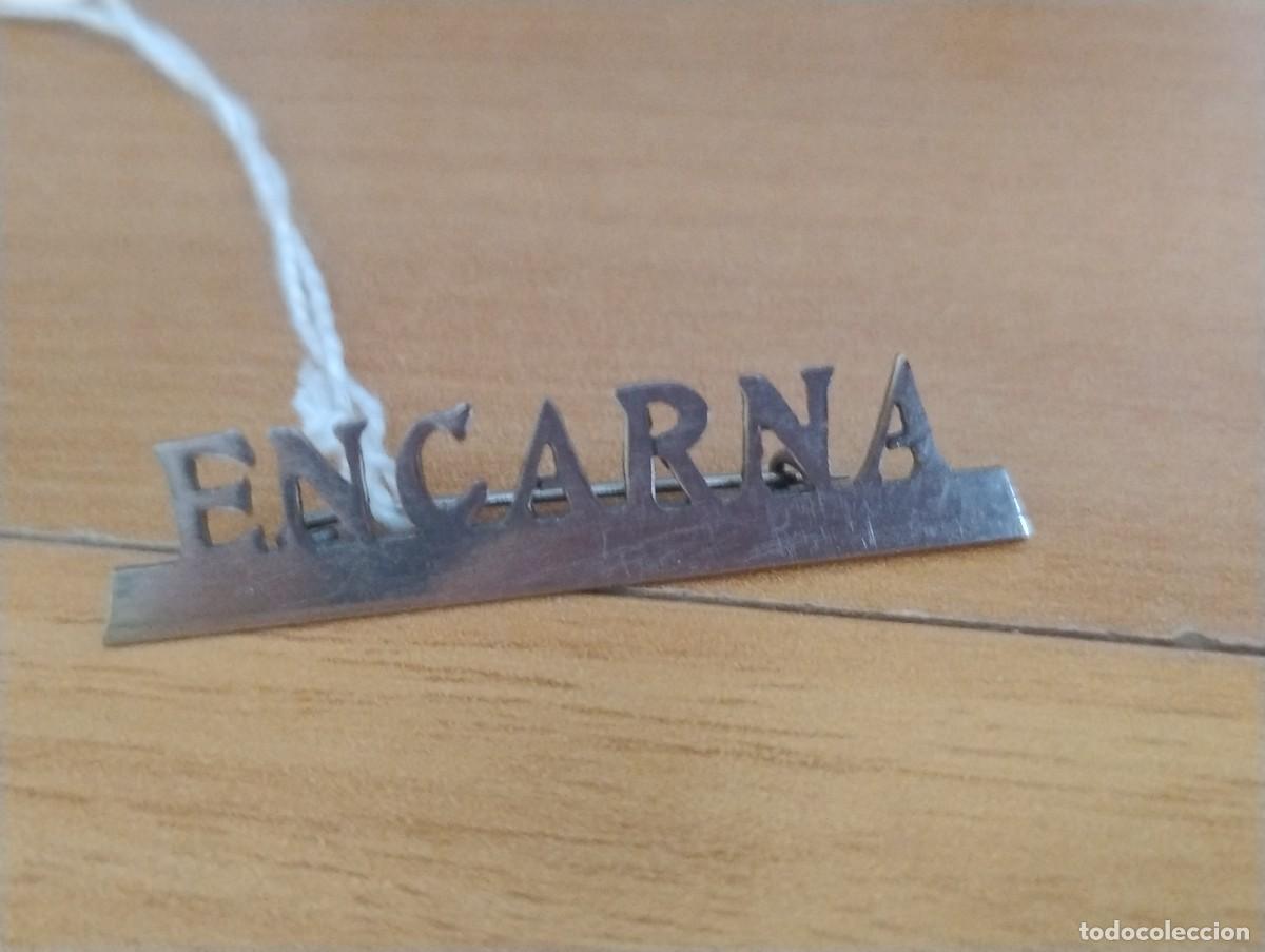 Pins de colecci&oacute;n: Curioso imperdible plateado con el nombre de Encarna. Unos 4,50 x 1 cm