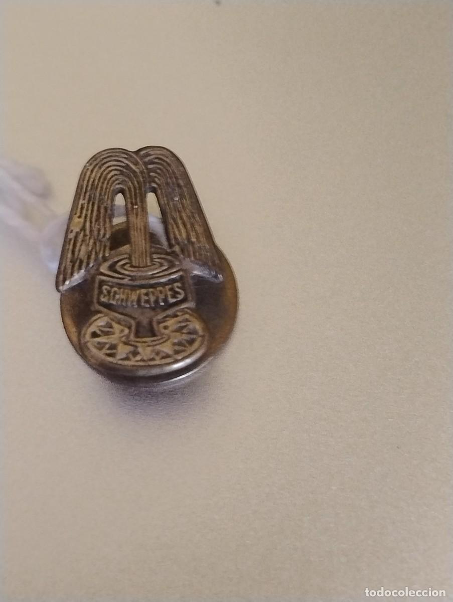 Pins de colecci&oacute;n: INSIGNIA Antigua publicidad Schweppes