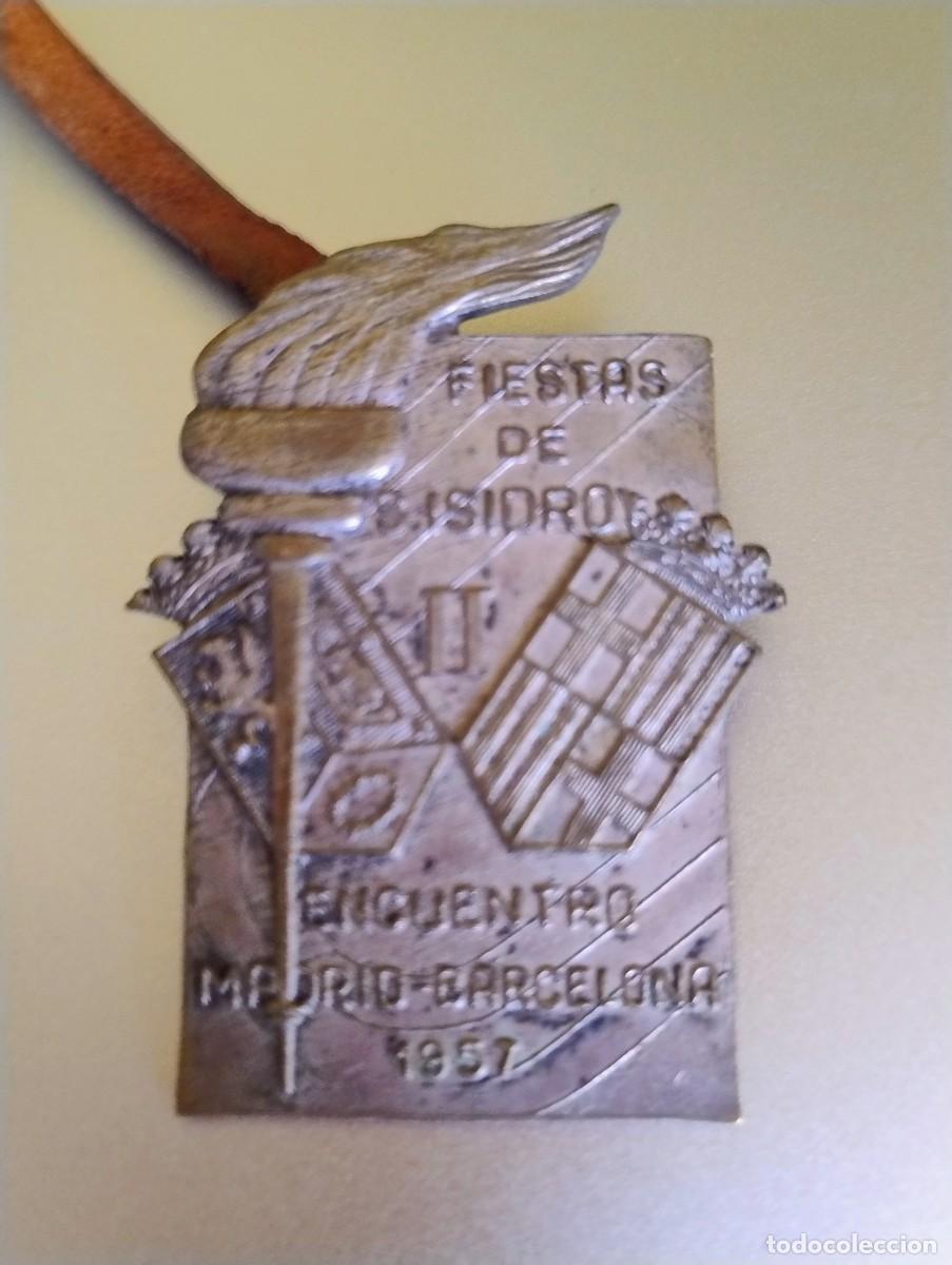 Pins de colecci&oacute;n: INSIGNIA COLGANTE FIESTA DE SAN ISIDRO 1957 ENCUENTRO MADRID BARCELONA