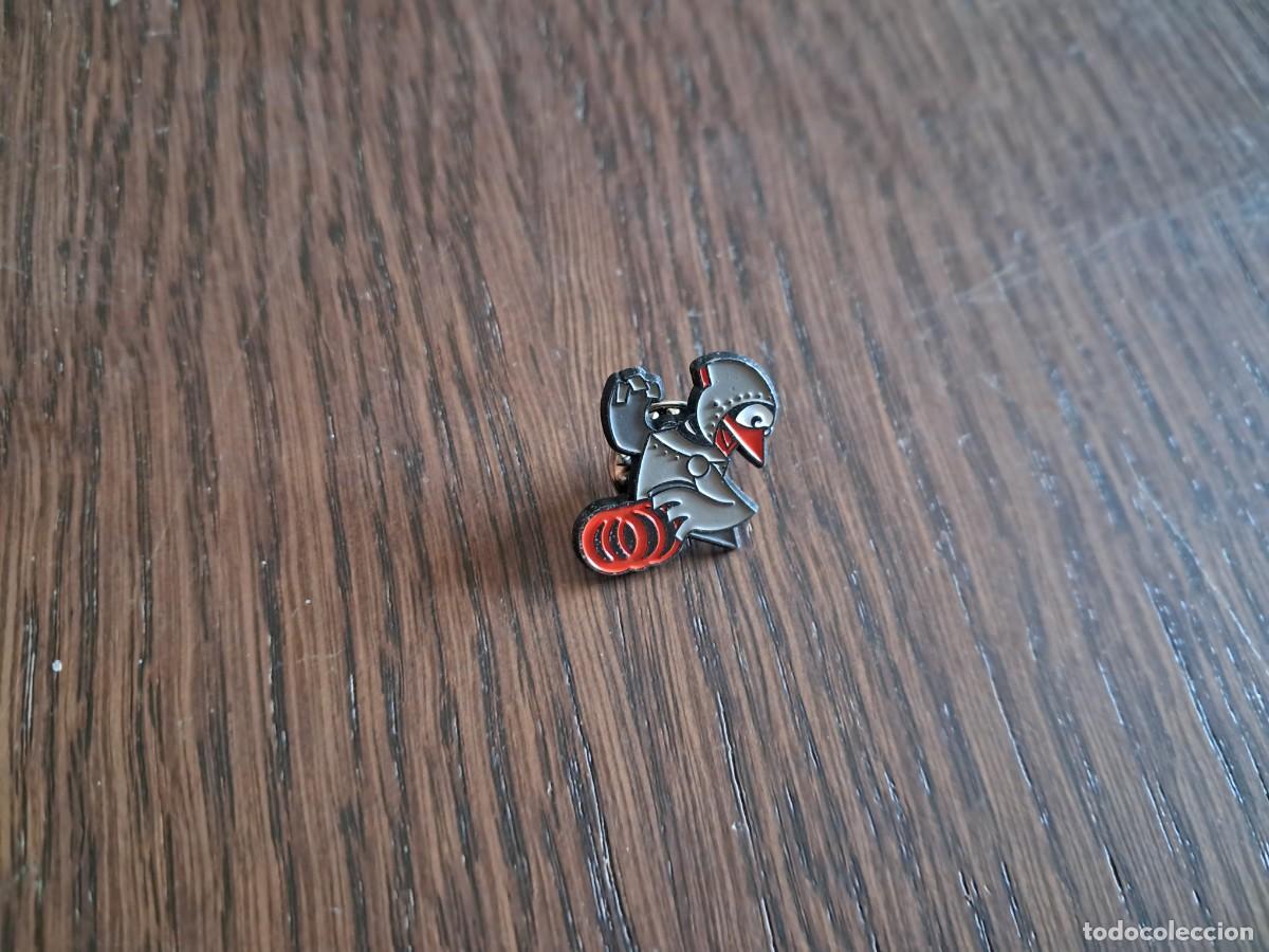 Pins de colecci&oacute;n: pin de metal, ganso con aramdura caballero medieval.
