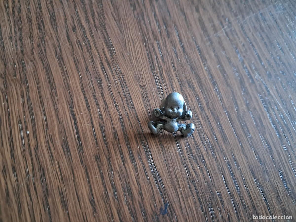 Collection pins: pin de metal, figura de bebe, ni&ntilde;o peque&ntilde;o.