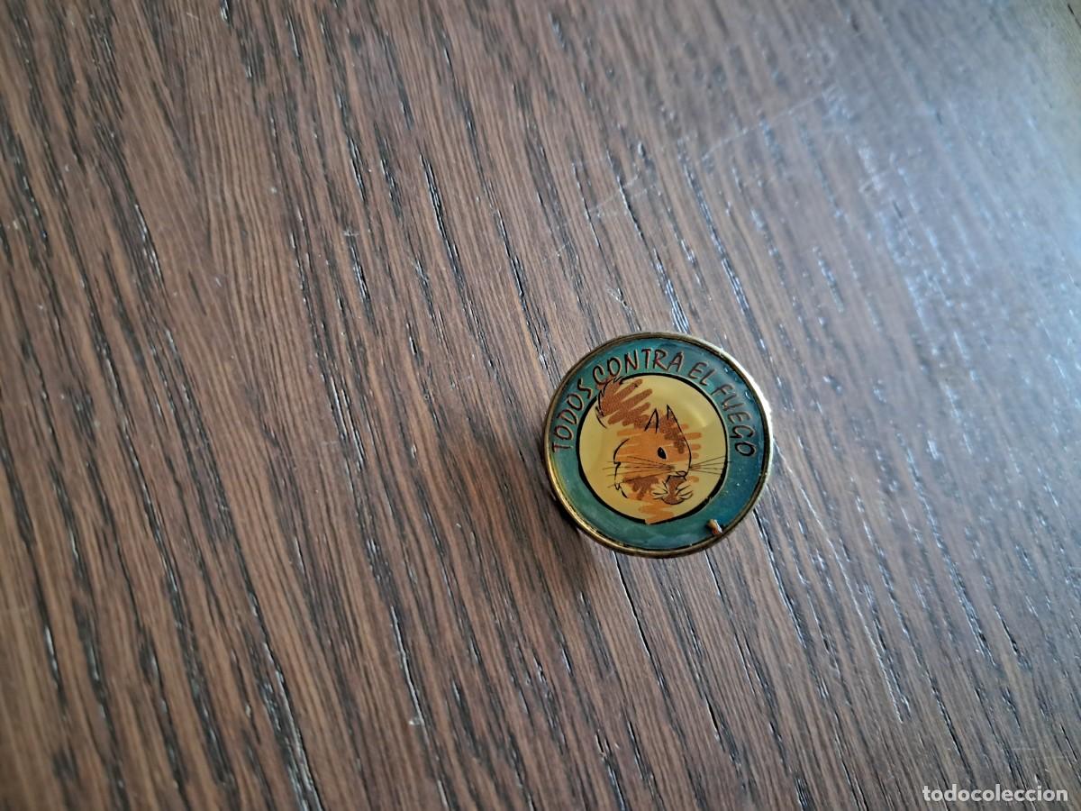 Collection pins: pin de metal, todos contra el fuego.