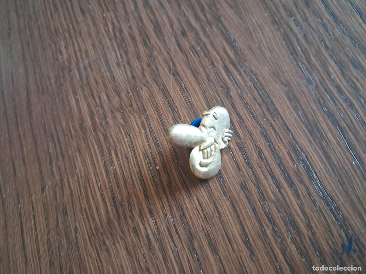 Collection pins: pin de metal, caricatura, cara de se&ntilde;or sonriendo.
