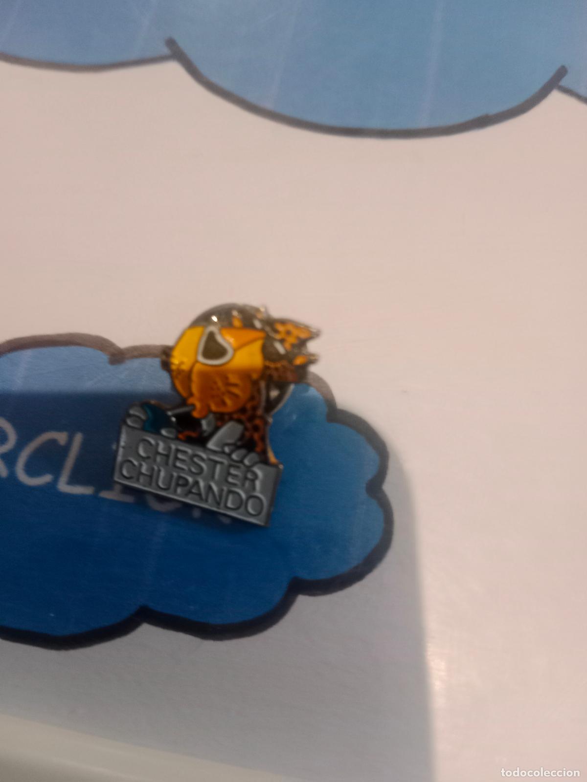 Pins de colecci&oacute;n: pin chester chupando