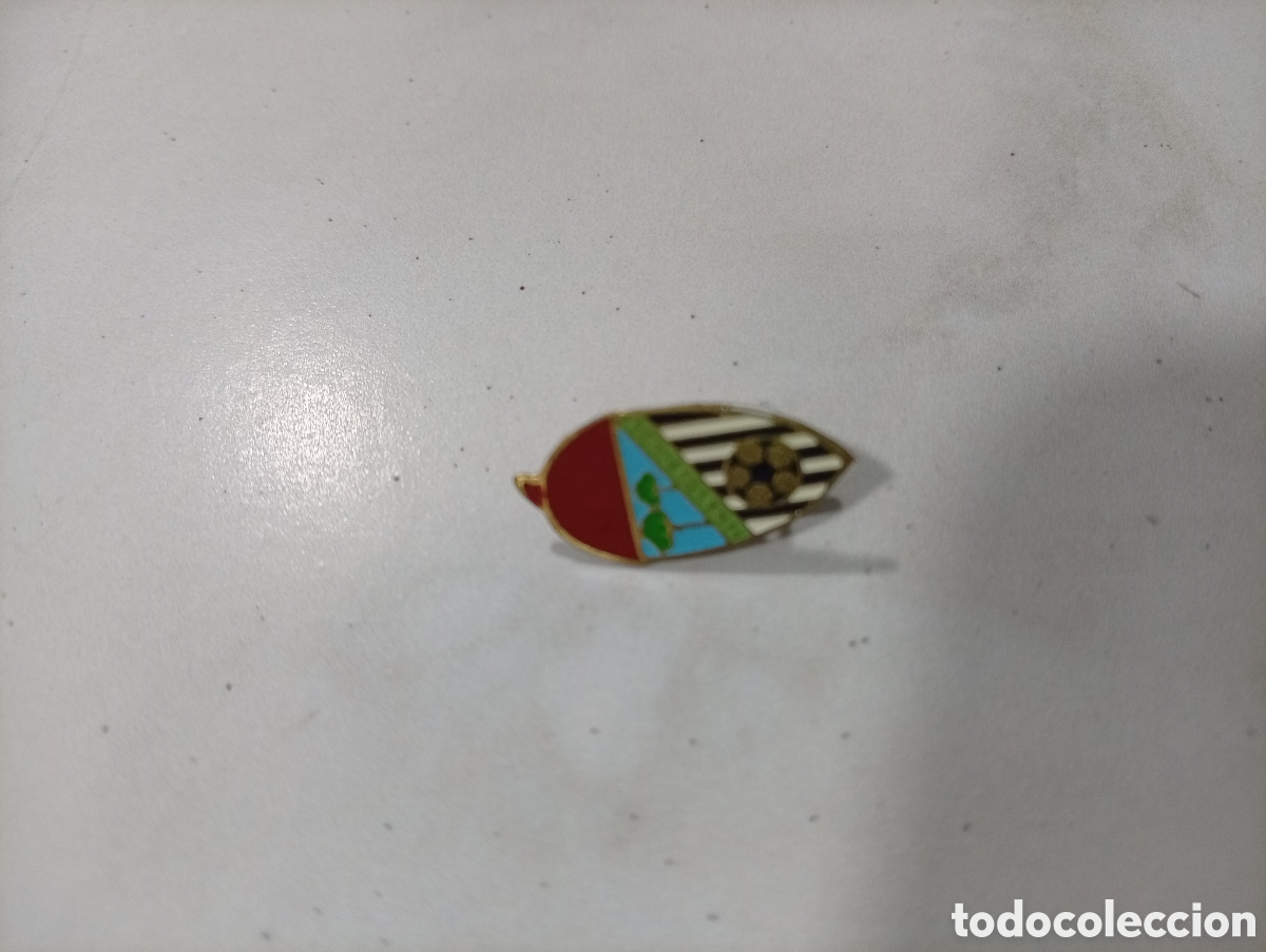 Pins de colecci&oacute;n: Pin imperdible futbol pe&ntilde;a los pinos