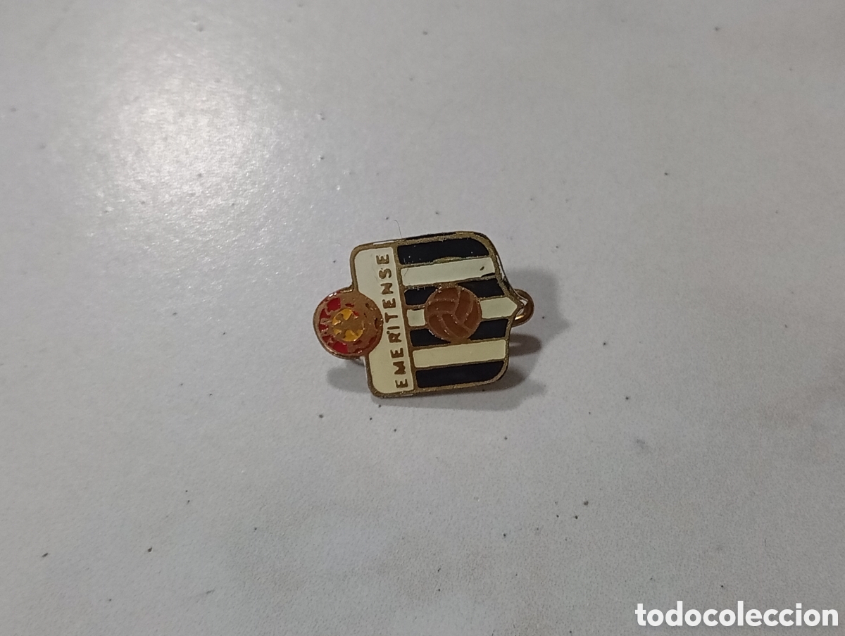 Pins de colecci&oacute;n: Pin imperdible futbol emeritense