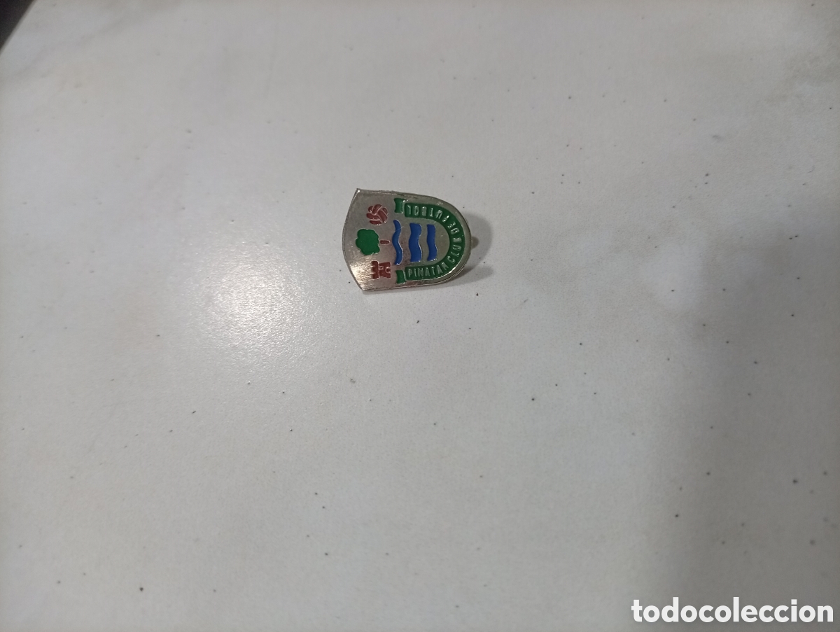 Pins de colecci&oacute;n: Pin imperdible futbol pinatar