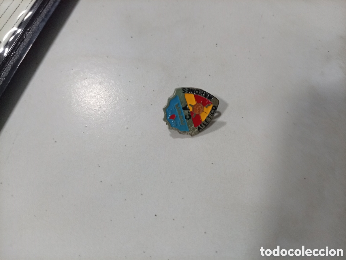 Pins de colecci&oacute;n: Pin imperdible futbol atl&eacute;tico mahon&eacute;s