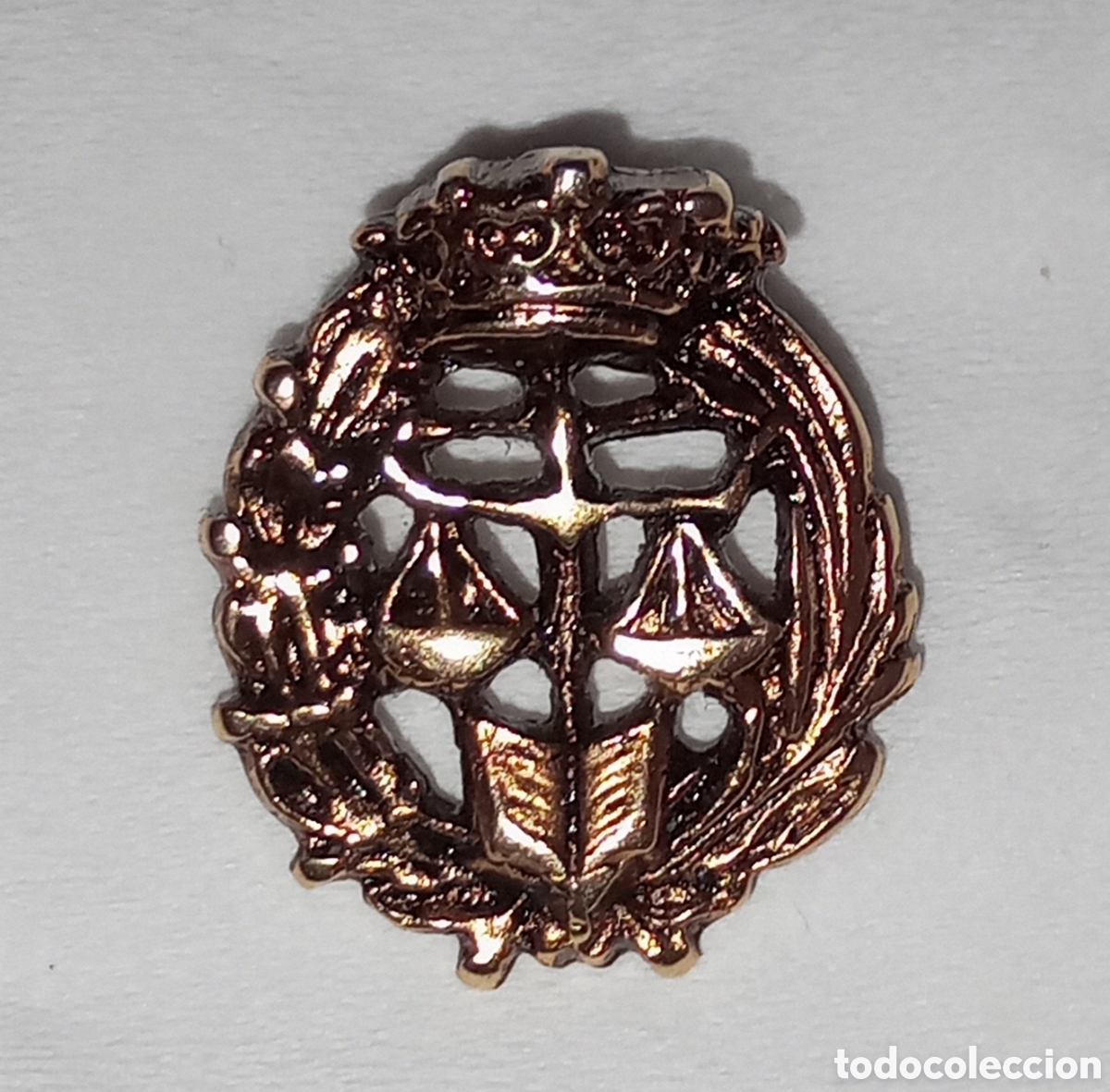 Pins de colecci&oacute;n: Insignia de solapa licenciado en Derecho.ba&ntilde;o dorado