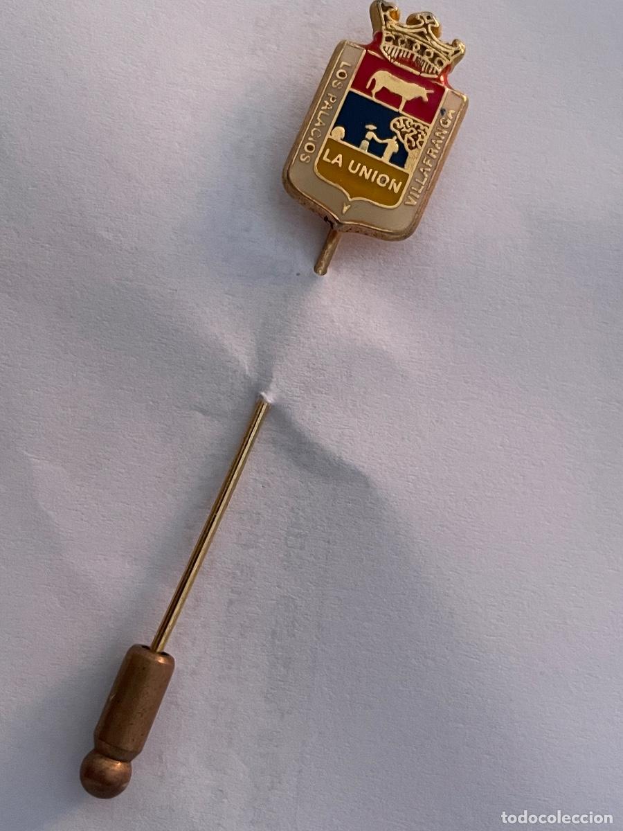 Pins de colecci&oacute;n: Pin Escudo de los Palacios y Villafranca (Sevilla), envio Correo Ordinario 1,2 euros