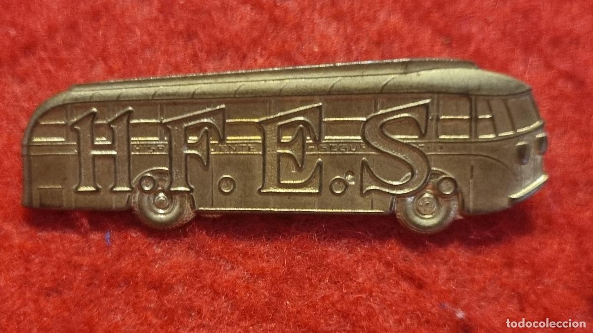 Pins de colecci&oacute;n: PIN PUBLICIDAD AUTOCARES AUTOBUSES HFES H.F.E.S. MIDE 4,50CM ANTIGUO ORIGINAL C5 2&ordm;