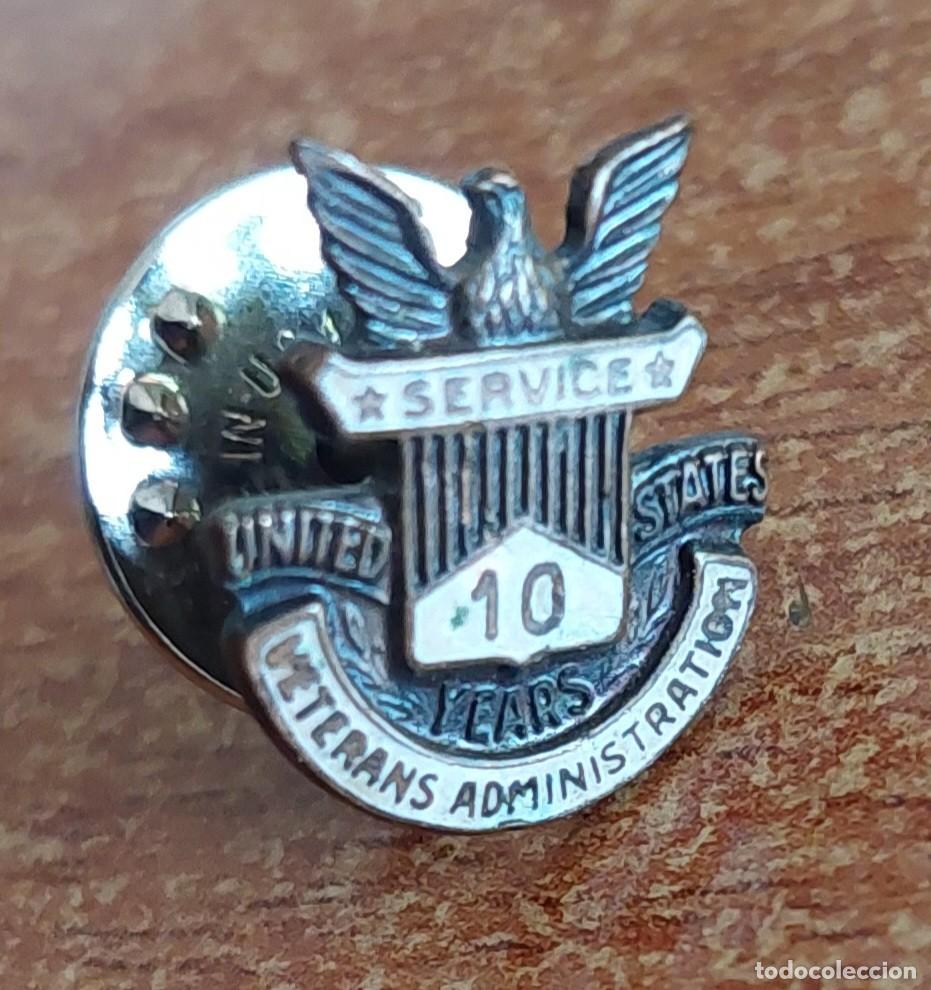 Pins de colecci&oacute;n: Pin 10 a&ntilde;os servicio Veteranos Administraci&oacute;n EEUU