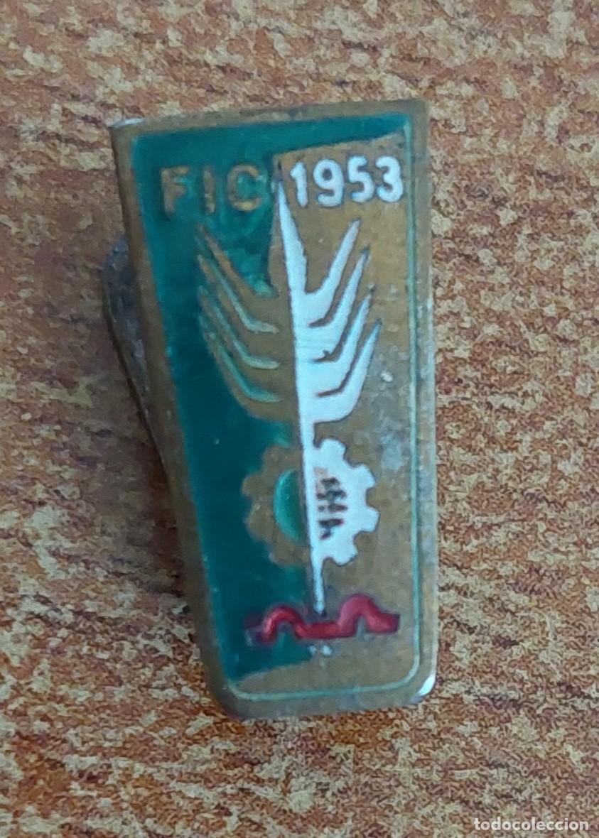 Pins de colecci&oacute;n: Insignia ojal Feria Internacional del Campo 1953 servicio Falange