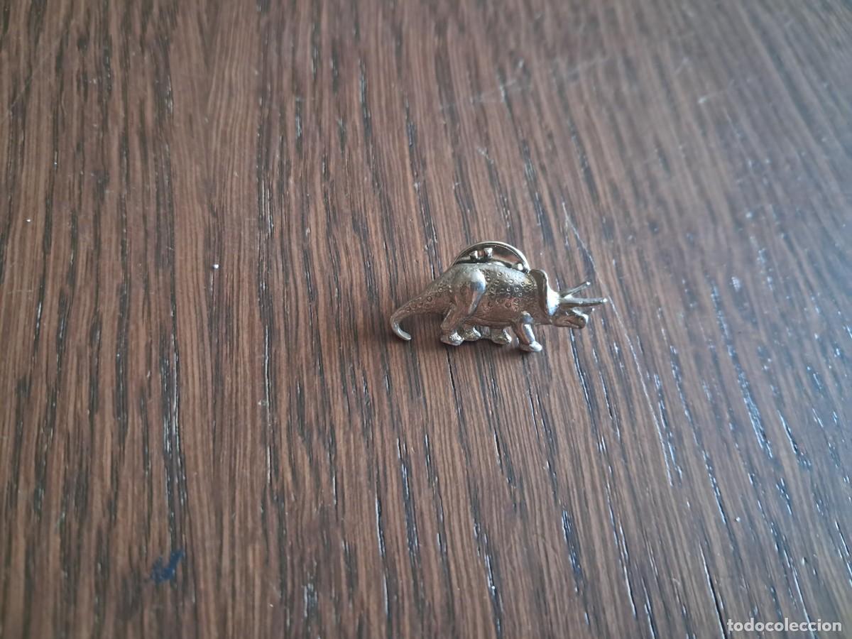 Pins de colecci&oacute;n: pin de metal, dinosaurio.