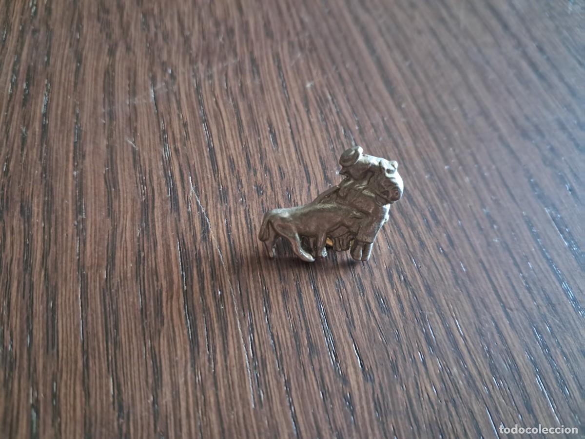 Pins de colecci&oacute;n: pin de metal, toros, torero picador.
