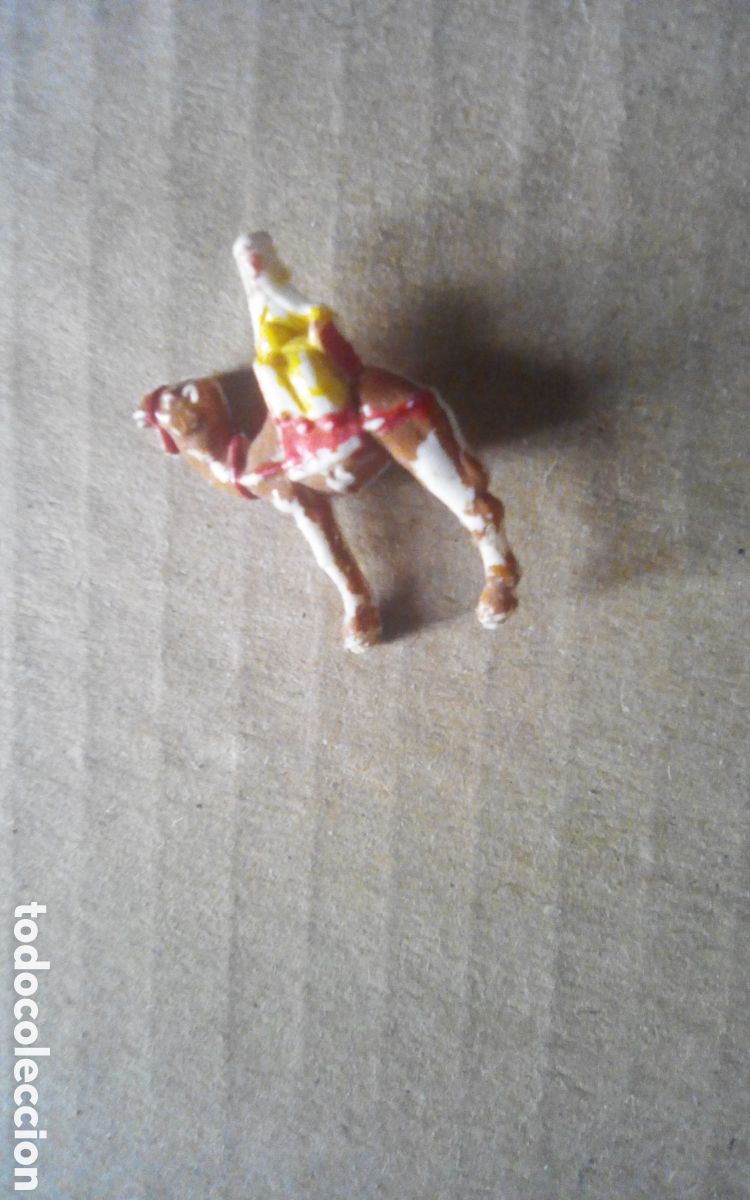 Pins de colecci&oacute;n: Pin camello con rey mago. De pl&aacute;stico, le falte enganche. Mide 25 mm.