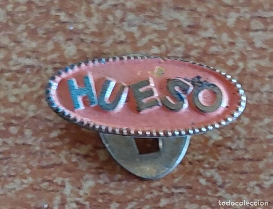 Pins de colecci&oacute;n: Emblema ojal marca Hueso Huesitos