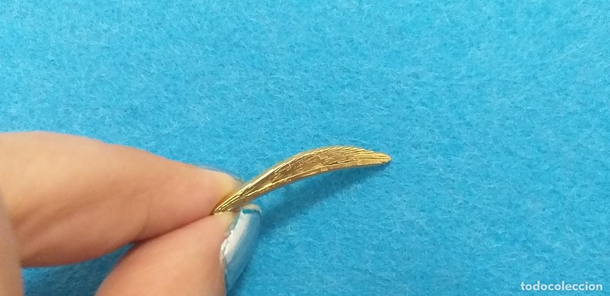 Pins de colecci&oacute;n: PIN EN FORMA DE HOJA. DORADA. 3 CM DE LARGO. O pluma antigua de escritura