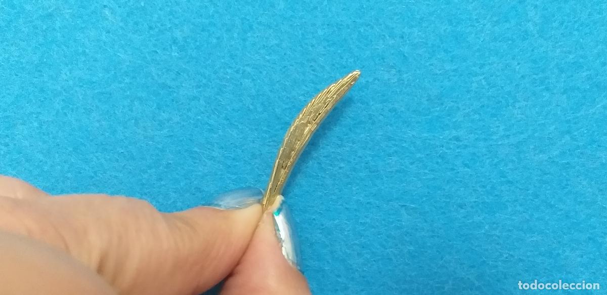 Pins de colecci&oacute;n: PIN EN FORMA DE HOJA. DORADA. 3 CM DE LARGO. O pluma antigua de escritura