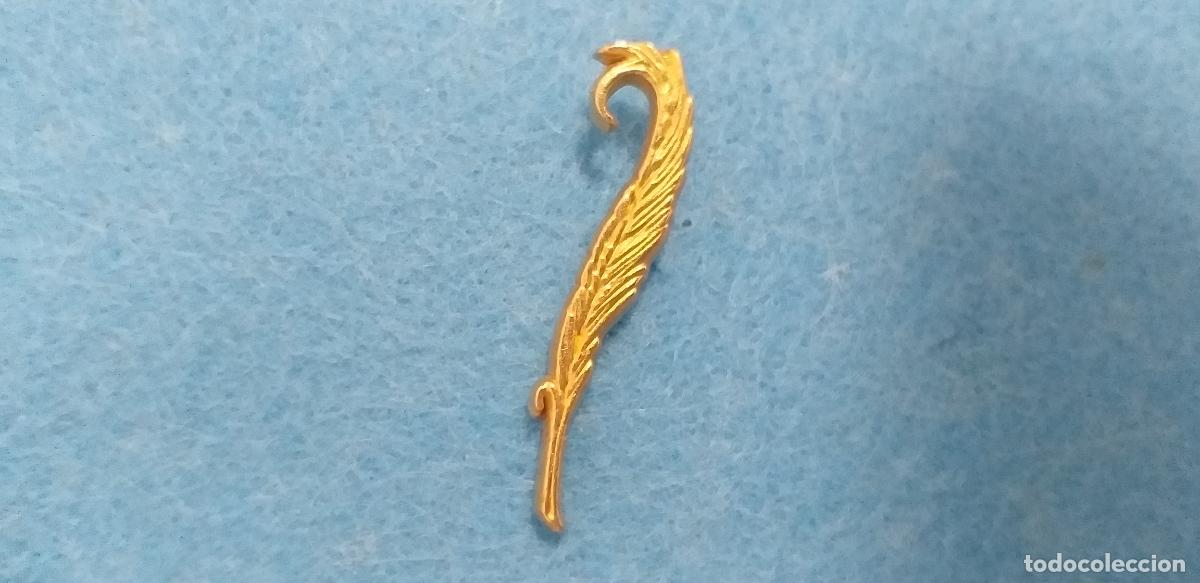 Pins de colecci&oacute;n: PIN EN FORMA DE HOJA. DORADA. O pluma de escribana antigua