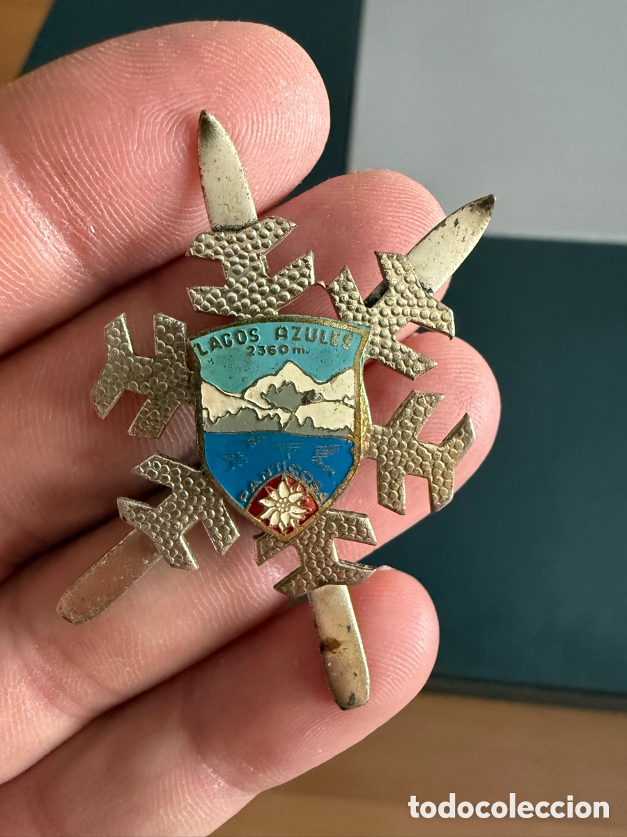 Pins de colecci&oacute;n: Antigua Insignia Esmaltada. LAGOS AZULES. 4,5 cm
