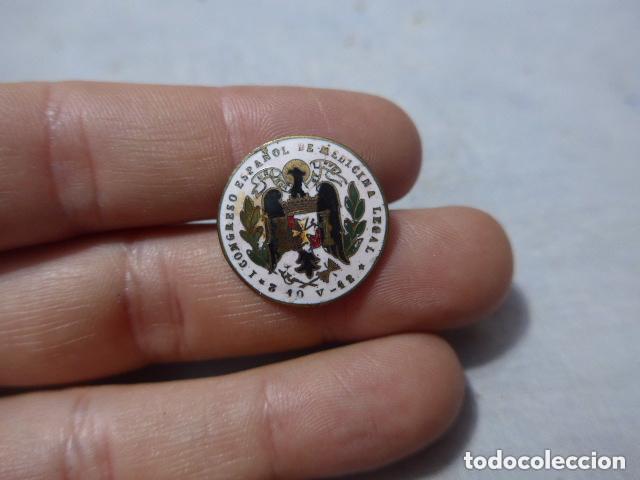 Pins de colecci&oacute;n: Antigua insignia del Congreso espa&ntilde;ol de medicina legal de 1942, original.
