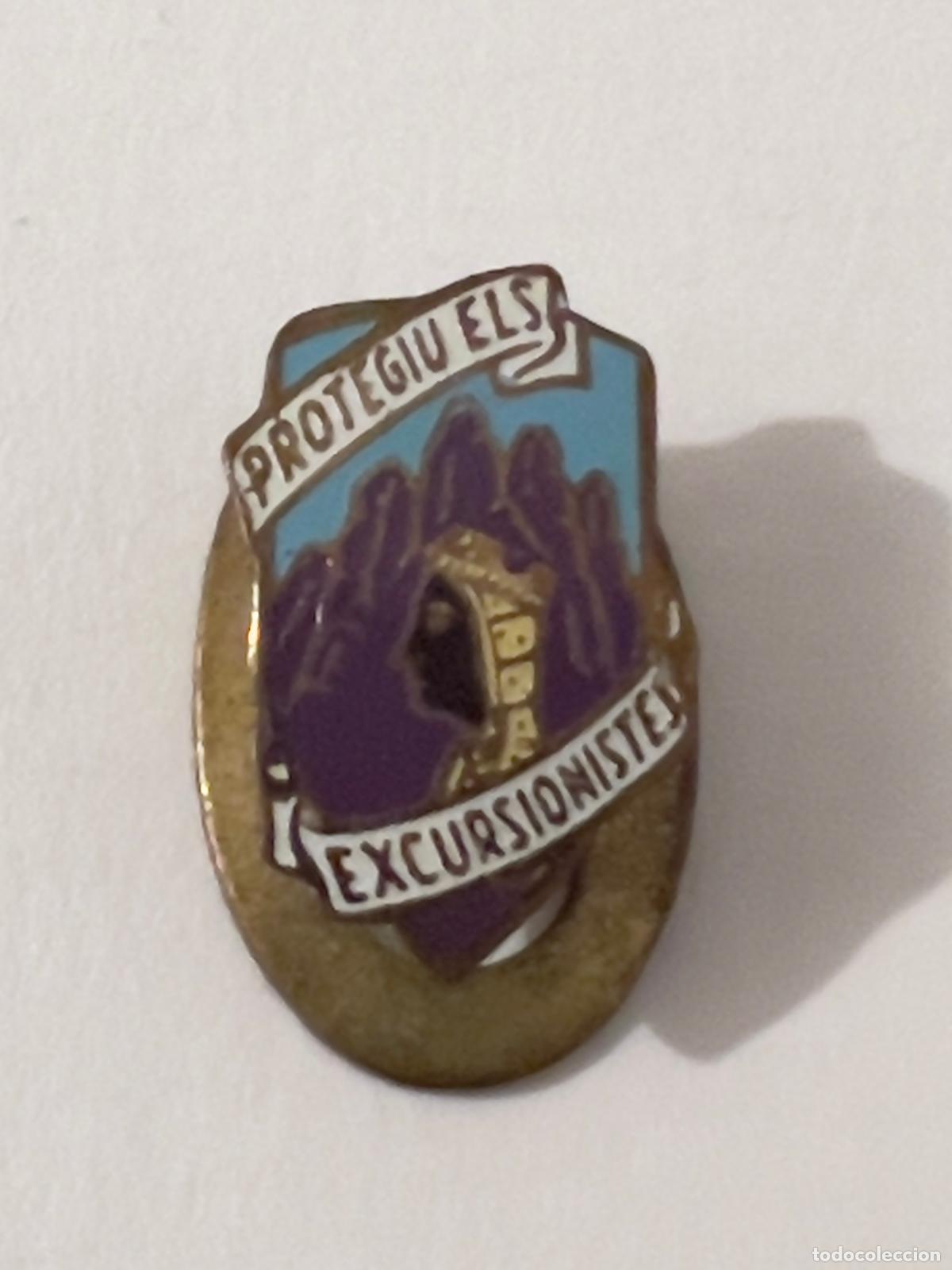 Pins de colecci&oacute;n: Insignia solapa deporte monta&ntilde;a excursionista alpinista escalada MONTSERRAT, protegiu excursionistes