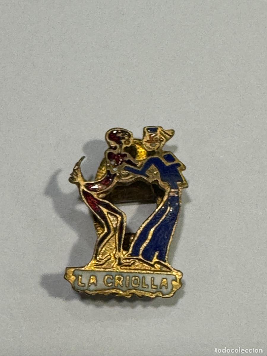 Pins de colecci&oacute;n: LA CRIOLLA PIN INSIGNIA ORIGINAL FAMOSO CABARET BARCELON&Eacute;S DE LOS A&Ntilde;OS 30 -TEXTO INFERIOR BLANCO (G)