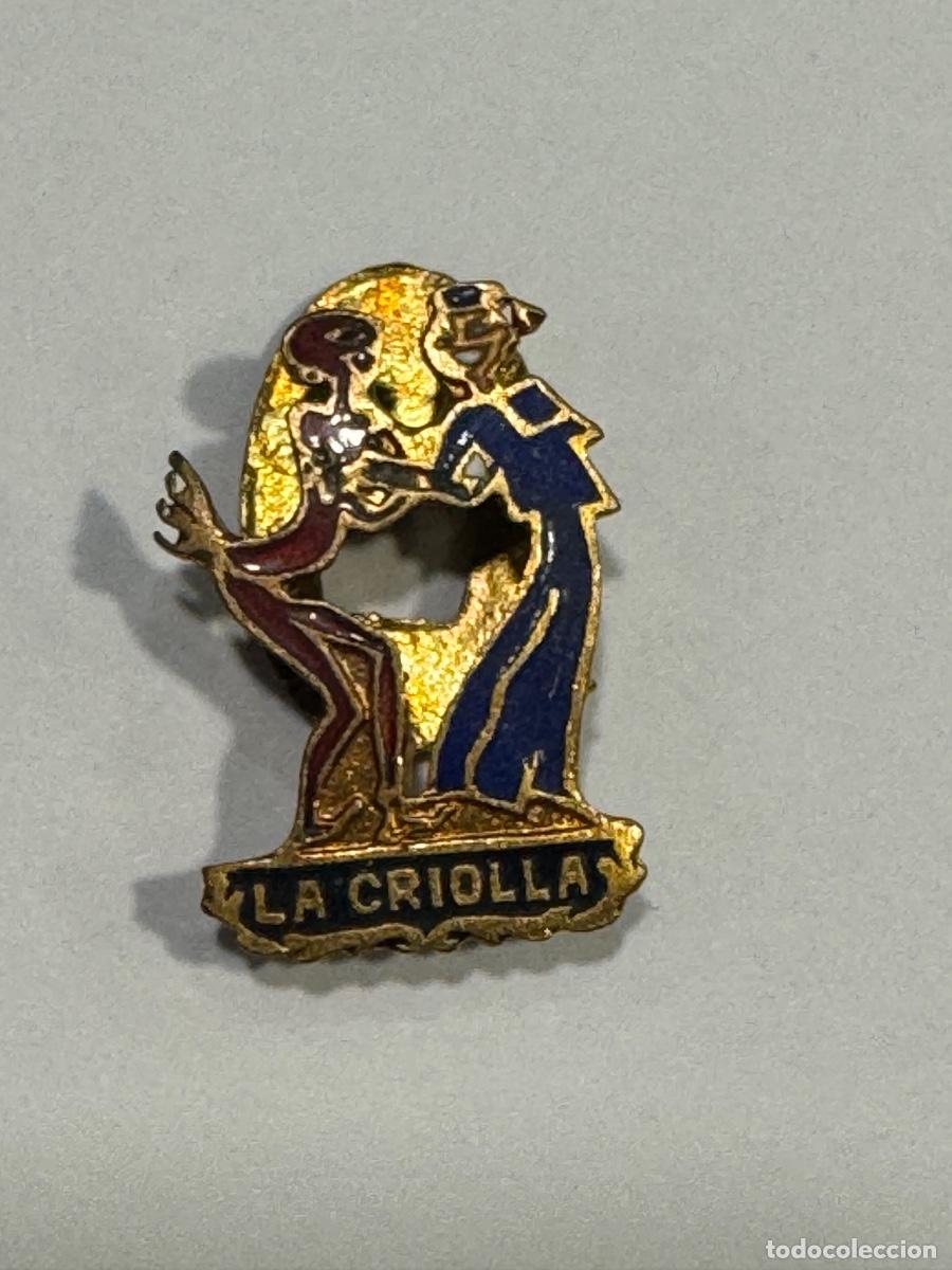 Pins de colecci&oacute;n: LA CRIOLLA PIN INSIGNIA ORIGINAL FAMOSO CABARET BARCELON&Eacute;S DE LOS A&Ntilde;OS 30 -TEXTO INFERIOR AZUL (G)