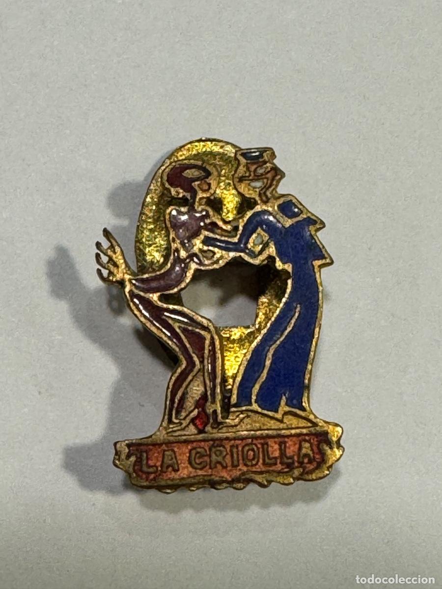 Pins de colecci&oacute;n: LA CRIOLLA PIN INSIGNIA ORIGINAL FAMOSO CABARET BARCELON&Eacute;S DE LOS A&Ntilde;OS 30 -TEXTO INFERIOR ROJO (G)