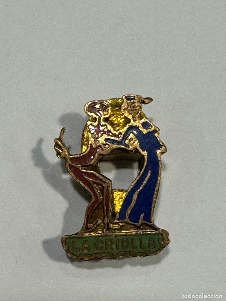 Sammlung von Pins: LA CRIOLLA PIN INSIGNIA ORIGINAL FAMOSO CABARET BARCELON&Eacute;S DE LOS A&Ntilde;OS 30 -TEXTO INFERIOR VERDE (G)
