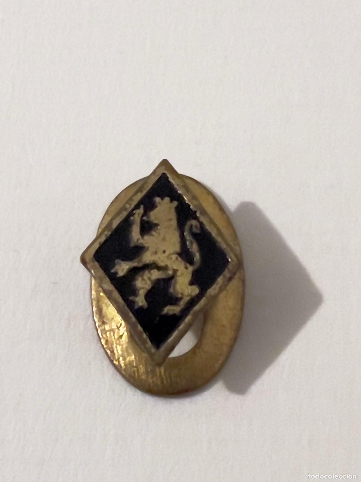 Pins de colecci&oacute;n: Insignia solapa muy antigua LEON RAMPANTE EN ROMBO FONDO NEGRO