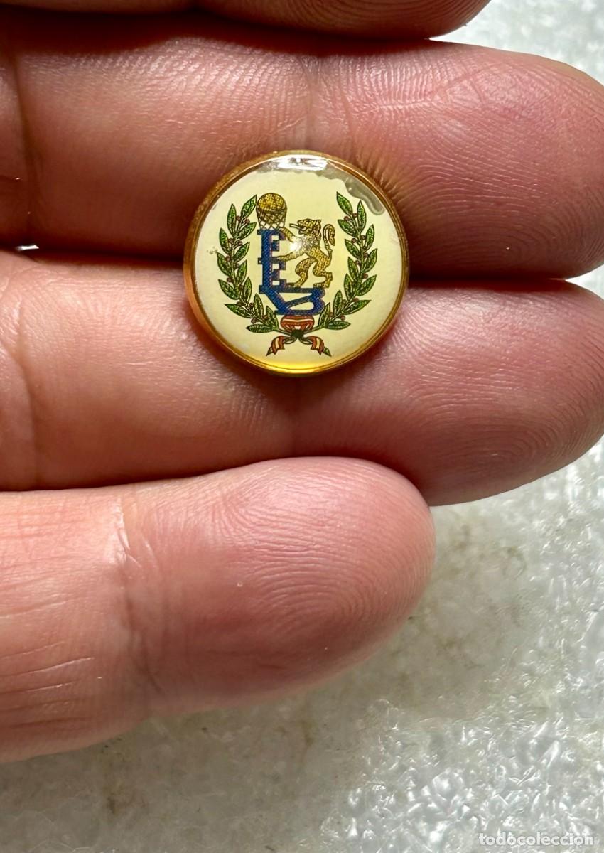 Pins de colecci&oacute;n: 4075.Pin antiguo con el escudo cl&aacute;sico de la Federaci&oacute;n Espa&ntilde;ola de Baloncesto (FEB)