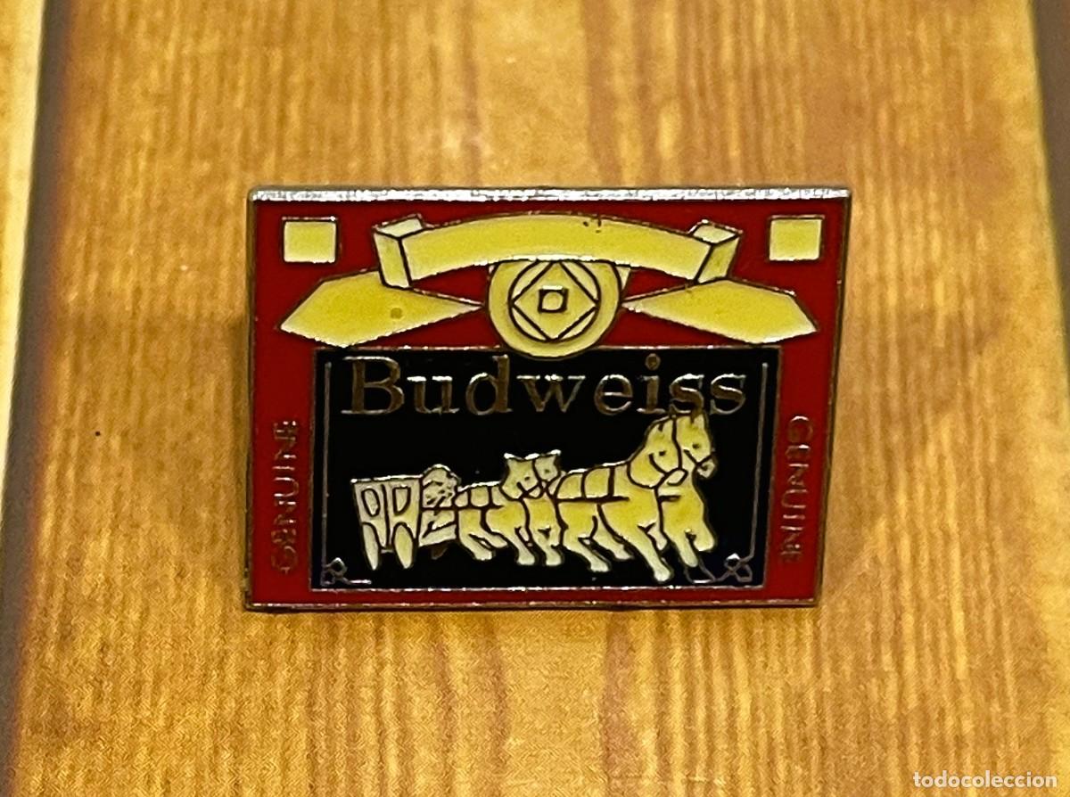 Pins de colecci&oacute;n: PIN DE LA MARCA DE CERVEZA BUDWEISER - ESCUDO BUDWEISS