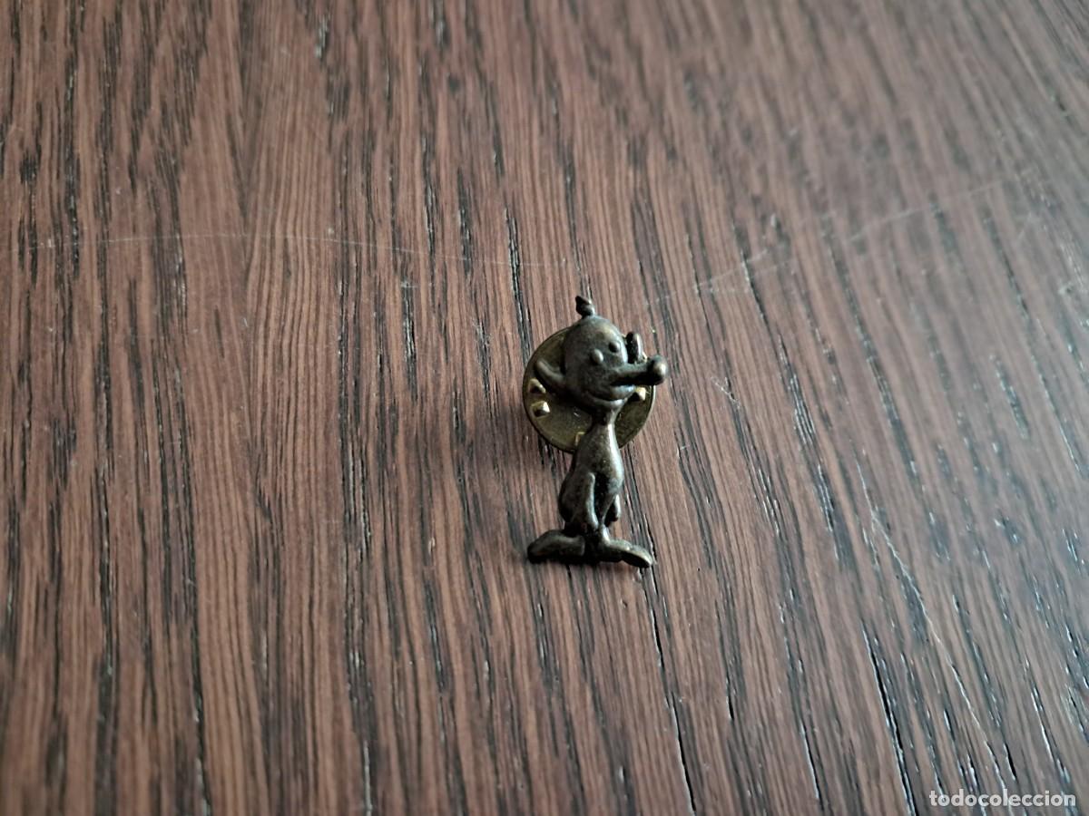 Pins de colecci&oacute;n: pin de metal, criatura con nariz larga.