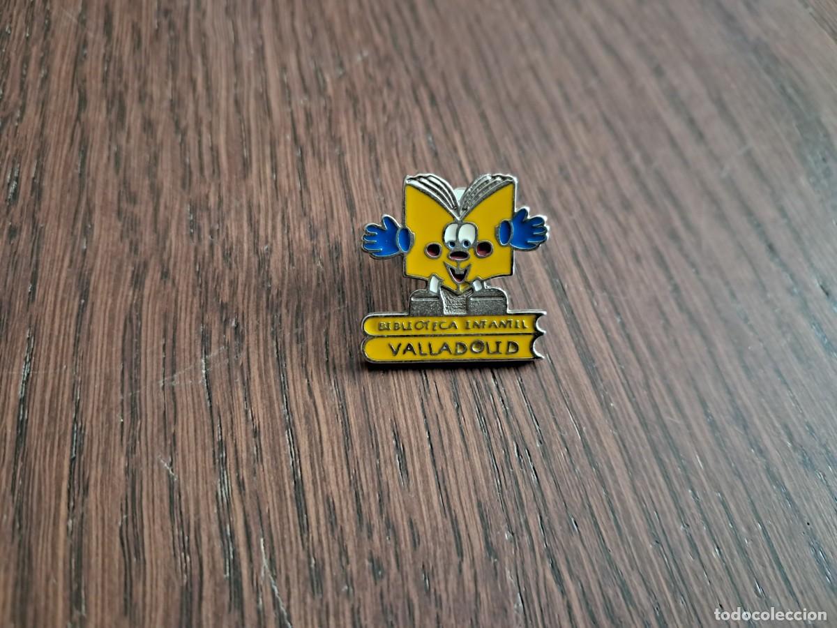 Pins de colecci&oacute;n: pin de publicidad, biblioteca infantil de Valladolid.