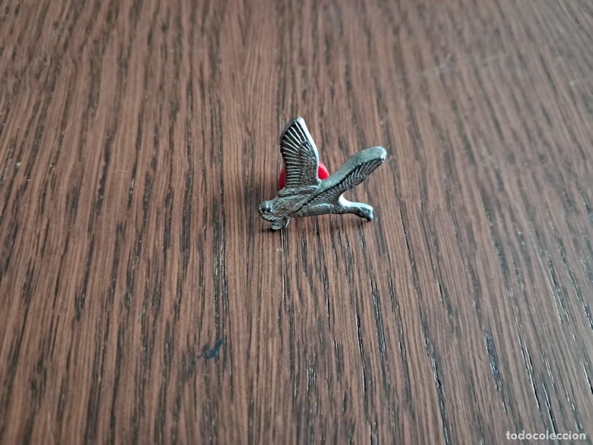 Pins de colecci&oacute;n: pin de metal, ave, p&aacute;jaro volando.
