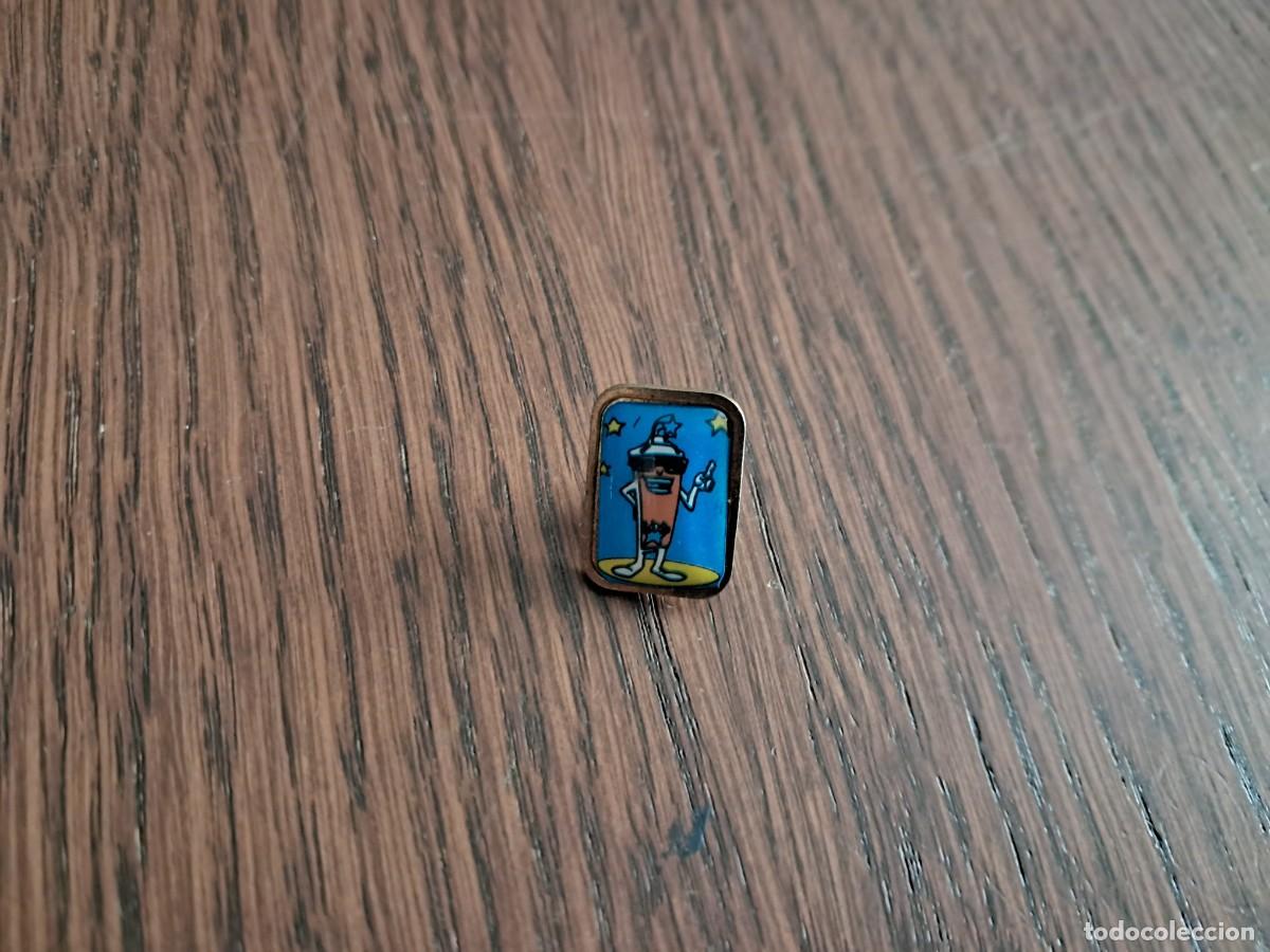 Pins de colecci&oacute;n: pin de metal, personaje, dibujo, con gafas de sol.